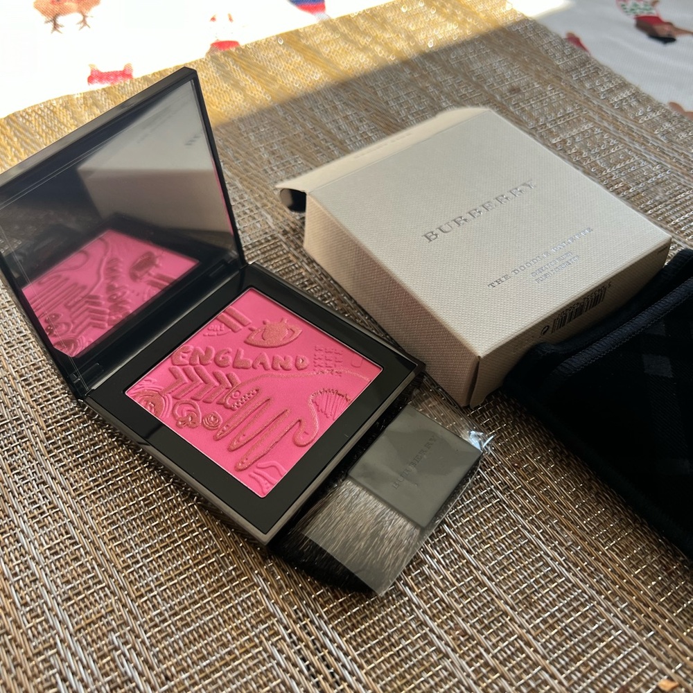 New! Burberry The Doodle Palette Cheek Pop Blush with Brush & Btight pink